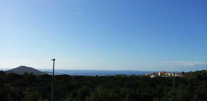 Blick vom Grundstück über Olivenhain und Meer in Richtung Primošten