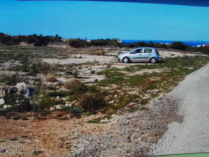 Steiniges Gelände mit Blick zum Meer