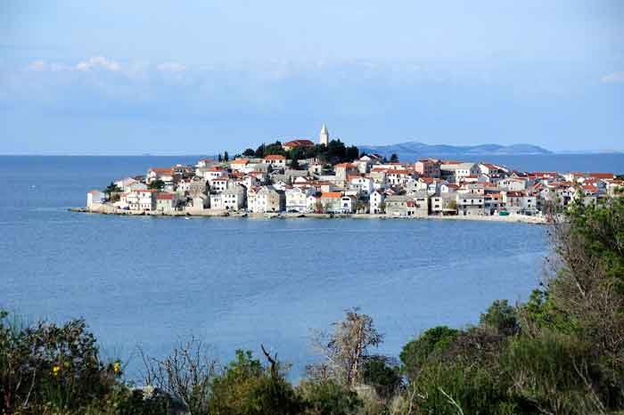Blick über das Meer auf die Altstadt von Primošten